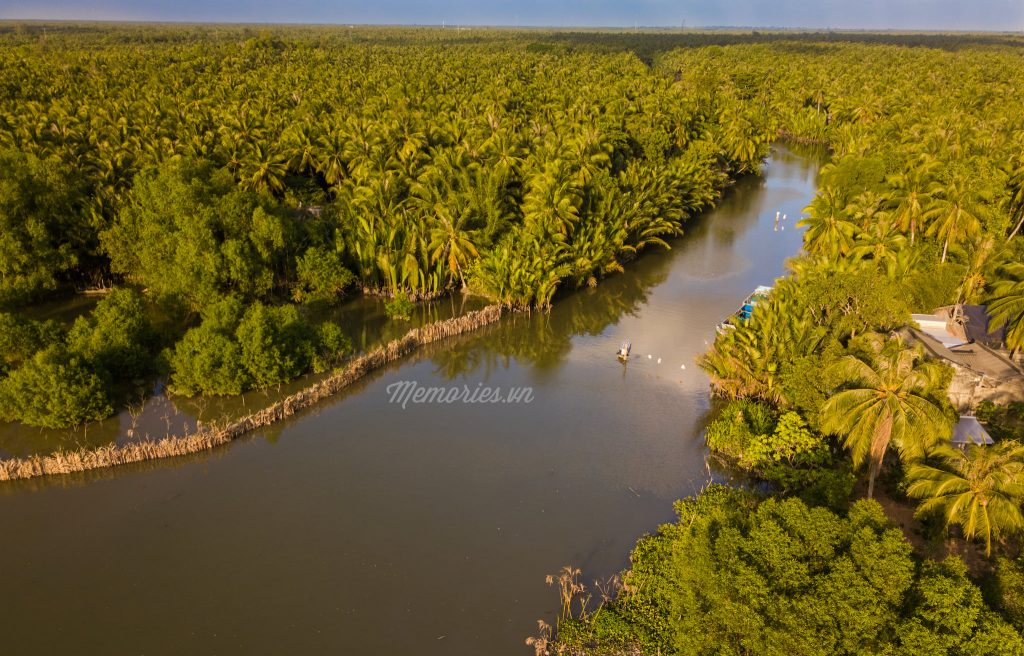 Bức ảnh tuyệt đẹp được chụp bằng flycam tại Vàm Đồn, Bến Tre với con sông thân quen, xung quanh là một mảng màu xanh của hàng triệu cây dừa.