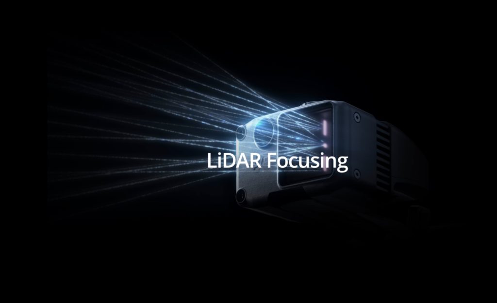 Hệ thống này bao gồm một phần cứng là LiDAR Focusing System - được gắn phía trên ống kính, có nhiều vụ phát và thu thập các thông tin từ cảm biến LiDAR.
