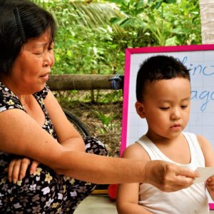 Chuyện lạ miền Tây: Cậu bé 2 tuổi rưỡi biết đọc tiếng Việt lẫn tiếng Anh