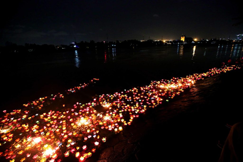 Thả hoa đăng trên sông Sài Gòn dịp lễ Vu lan năm 2016