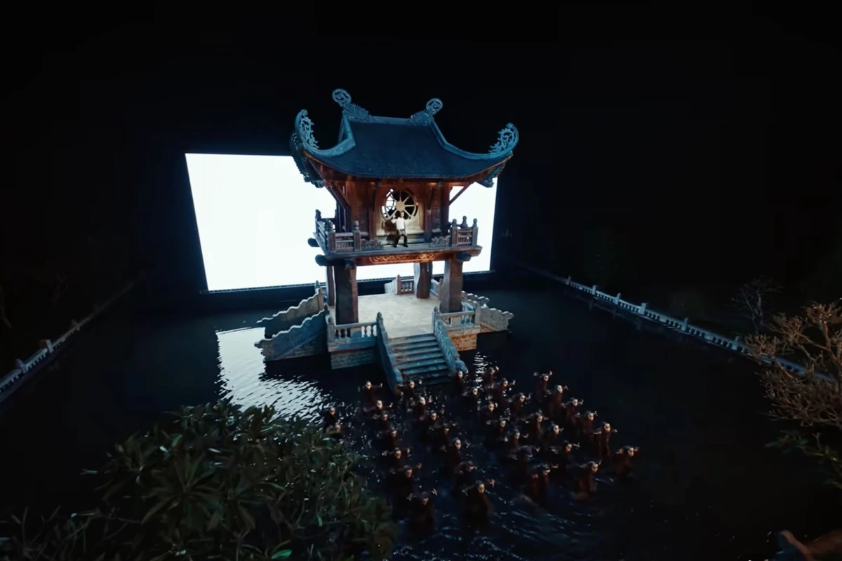 Ngoài Tràng An, hình ảnh Khuê Văn Các tại chùa Bái Đính cũng thu hút sự chú ý trong MV