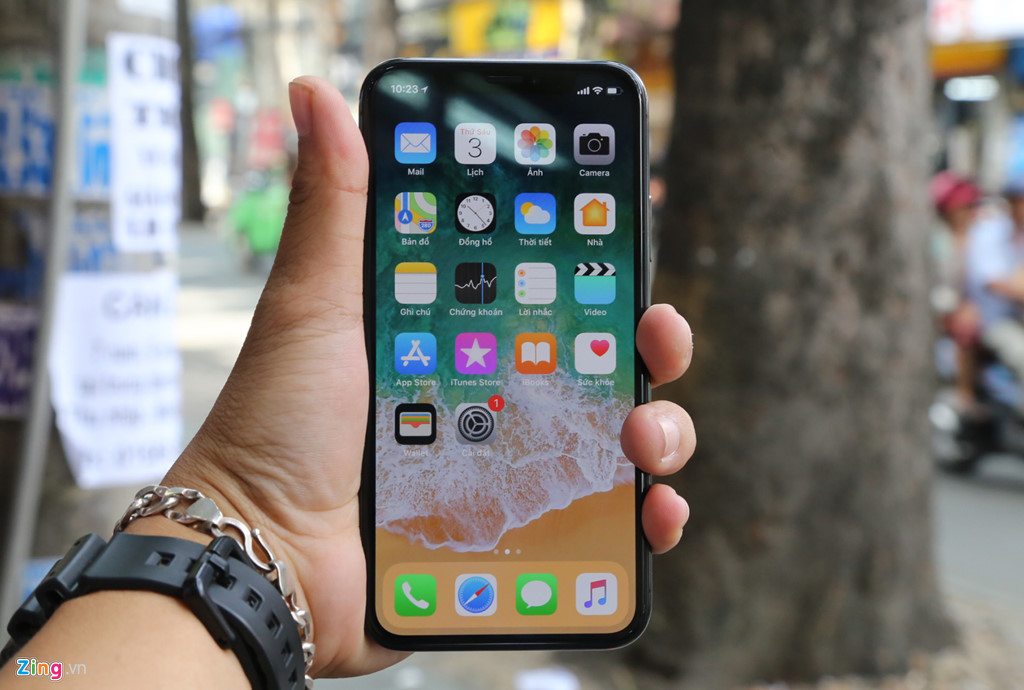 iPhone X đầu tiên về Việt Nam, giá 68 triệu