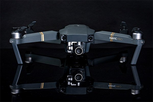 Mavic Pro được tích hợp 5 camera, GPS và Glonass, 2 máy thu phát sóng siêu âm, cụm camera tích hợp gimbal chống rung 3 trục, cảm biến 12MP, kích thước 1/2.3″