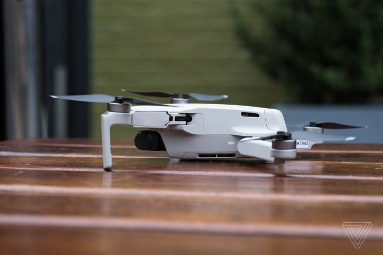 Tuy có giá bán khá rẻ, Flycam DJI Mavic Mini vẫn trang bị rất nhiều tính năng ngon nghẻ như dòng drone đắt tiền hơn của DJI. Chiếc drone này nhỏ như DJI Spark của năm 2017, nhưng được trang bị chân xếp của dòng Mavic giúp tăng độ linh động. Trọng lượng chỉ 249g, ít hơn 1g so với tiêu chuẩn cần đăng ký FAA. (Tiện thể nói luôn, đúng là DJI đã hợp tác với Intel về một mẫu drone thậm chí còn nhỏ hơn nữa trong năm 2018.) Một trong những điểm Mavic Mini phải đánh đổi đó là nó không thể quay 4K, dù nó là công cụ tiềm năng đối với cả nhiếp ảnh gia và quay phim. Máy ảnh của drone sử dụng cảm biến 1/2.3″ có thể quay phim đến 2.7K 30 fps, 1080p 60 fps, và chụp ảnh 12MP. Tương tự các mẫu consumer drone khác của DJI (trừ Spark), thì máy ảnh này được ổn định hình ảnh bằng gimbal 3 trục hỗ trợ cho phim siêu mượt mà trong điều kiện ít gió.