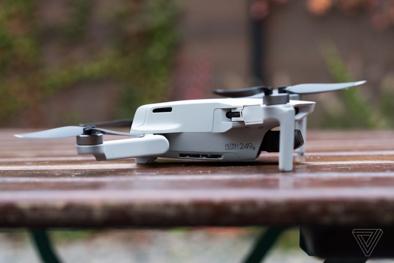 Tuy có giá bán khá rẻ, Flycam DJI Mavic Mini vẫn trang bị rất nhiều tính năng ngon nghẻ như dòng drone đắt tiền hơn của DJI. Chiếc drone này nhỏ như DJI Spark của năm 2017, nhưng được trang bị chân xếp của dòng Mavic giúp tăng độ linh động. Trọng lượng chỉ 249g, ít hơn 1g so với tiêu chuẩn cần đăng ký FAA. (Tiện thể nói luôn, đúng là DJI đã hợp tác với Intel về một mẫu drone thậm chí còn nhỏ hơn nữa trong năm 2018.) Một trong những điểm Mavic Mini phải đánh đổi đó là nó không thể quay 4K, dù nó là công cụ tiềm năng đối với cả nhiếp ảnh gia và quay phim. Máy ảnh của drone sử dụng cảm biến 1/2.3″ có thể quay phim đến 2.7K 30 fps, 1080p 60 fps, và chụp ảnh 12MP. Tương tự các mẫu consumer drone khác của DJI (trừ Spark), thì máy ảnh này được ổn định hình ảnh bằng gimbal 3 trục hỗ trợ cho phim siêu mượt mà trong điều kiện ít gió.